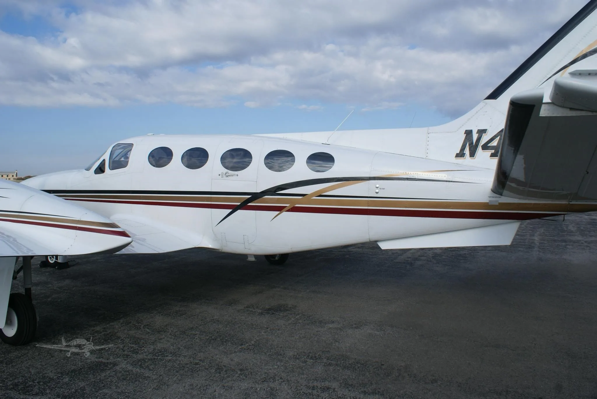 Exterior view of a 1981 CESSNA CONQUEST I, N425DK.