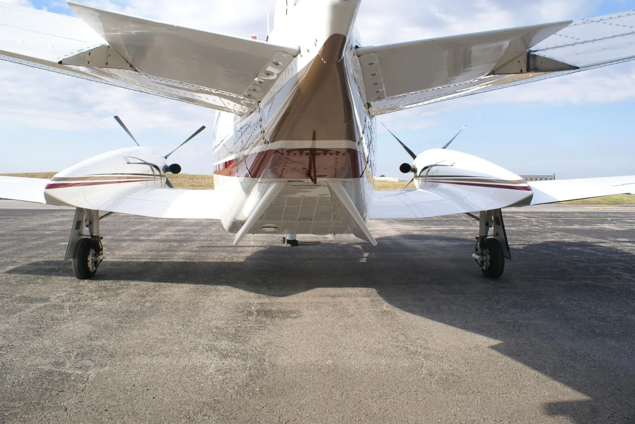 Exterior view of a 1981 CESSNA CONQUEST I, N425DK.