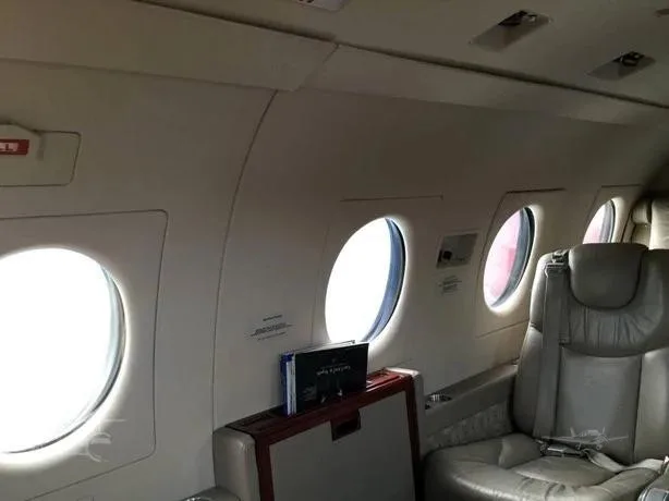 Cabin interior of a 1988 BEECHCRAFT BEECHJET 400.