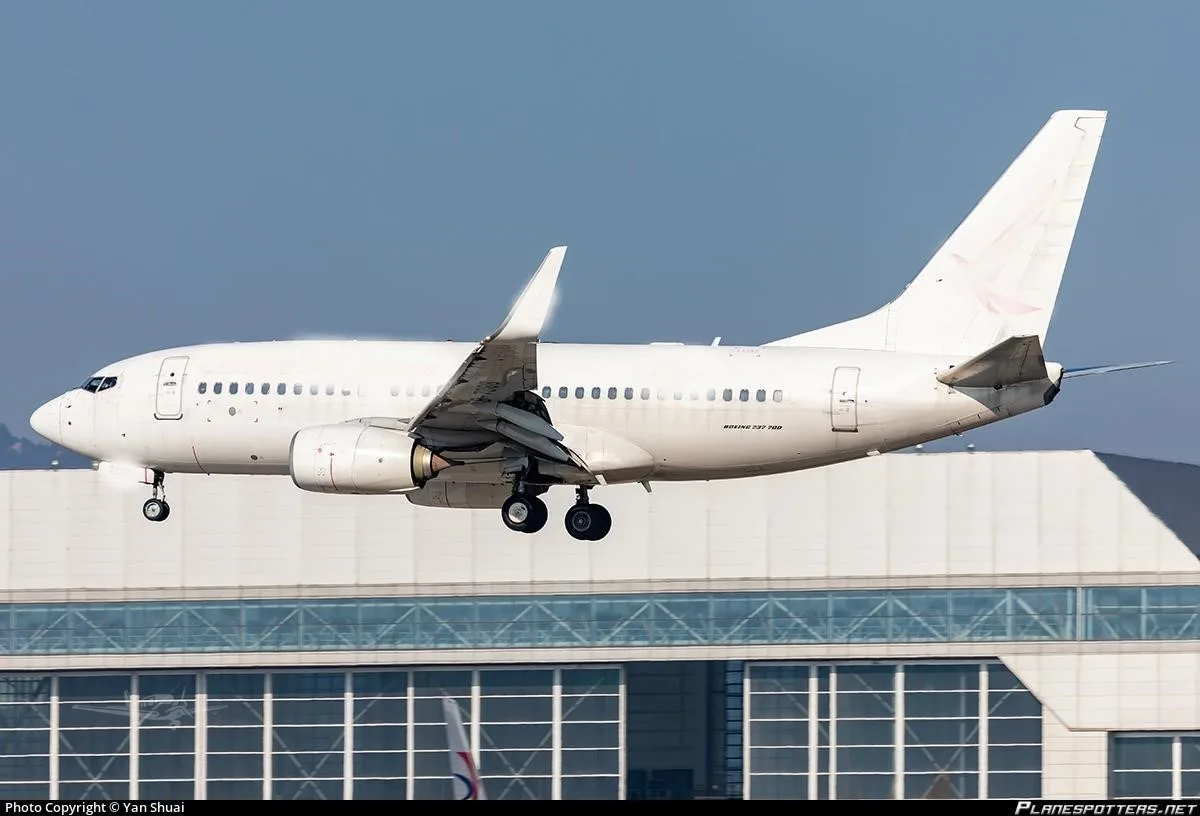 Exterior view of a 2016 BOEING 737-700.