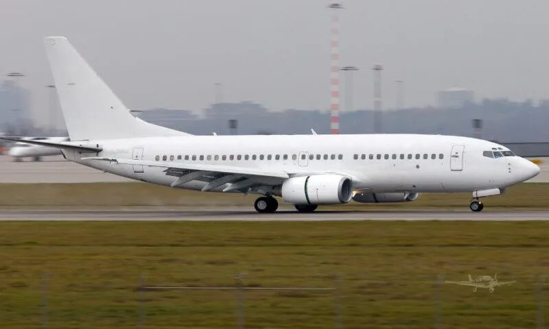 Exterior view of a 2016 BOEING 737-700.
