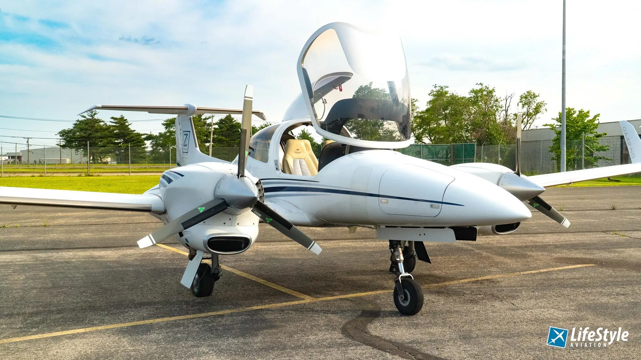 Exterior view of a 2006 DIAMOND DA42 NG, N153TS.