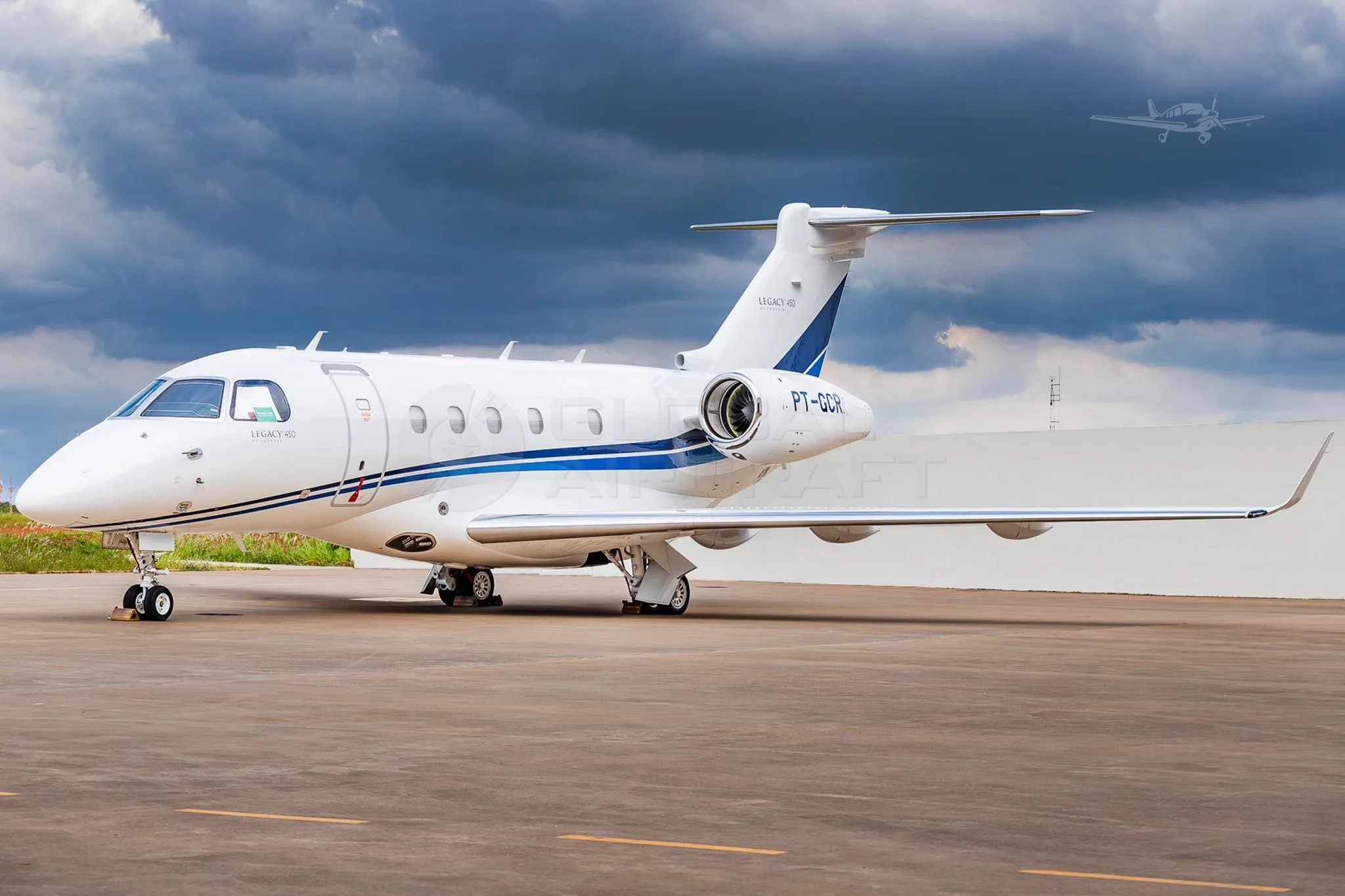 Exterior view of a 2018 EMBRAER LEGACY 450, PT-GCR.