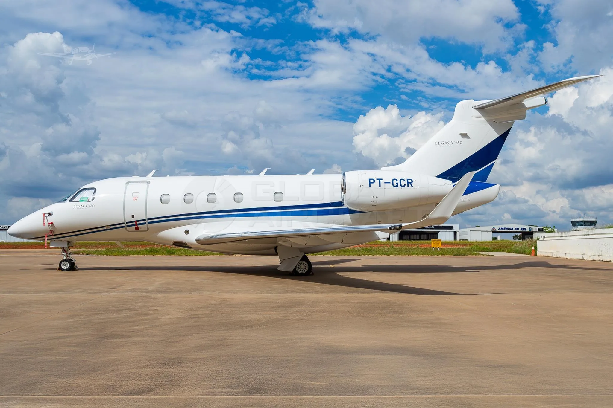 Exterior view of a 2018 EMBRAER LEGACY 450, PT-GCR.