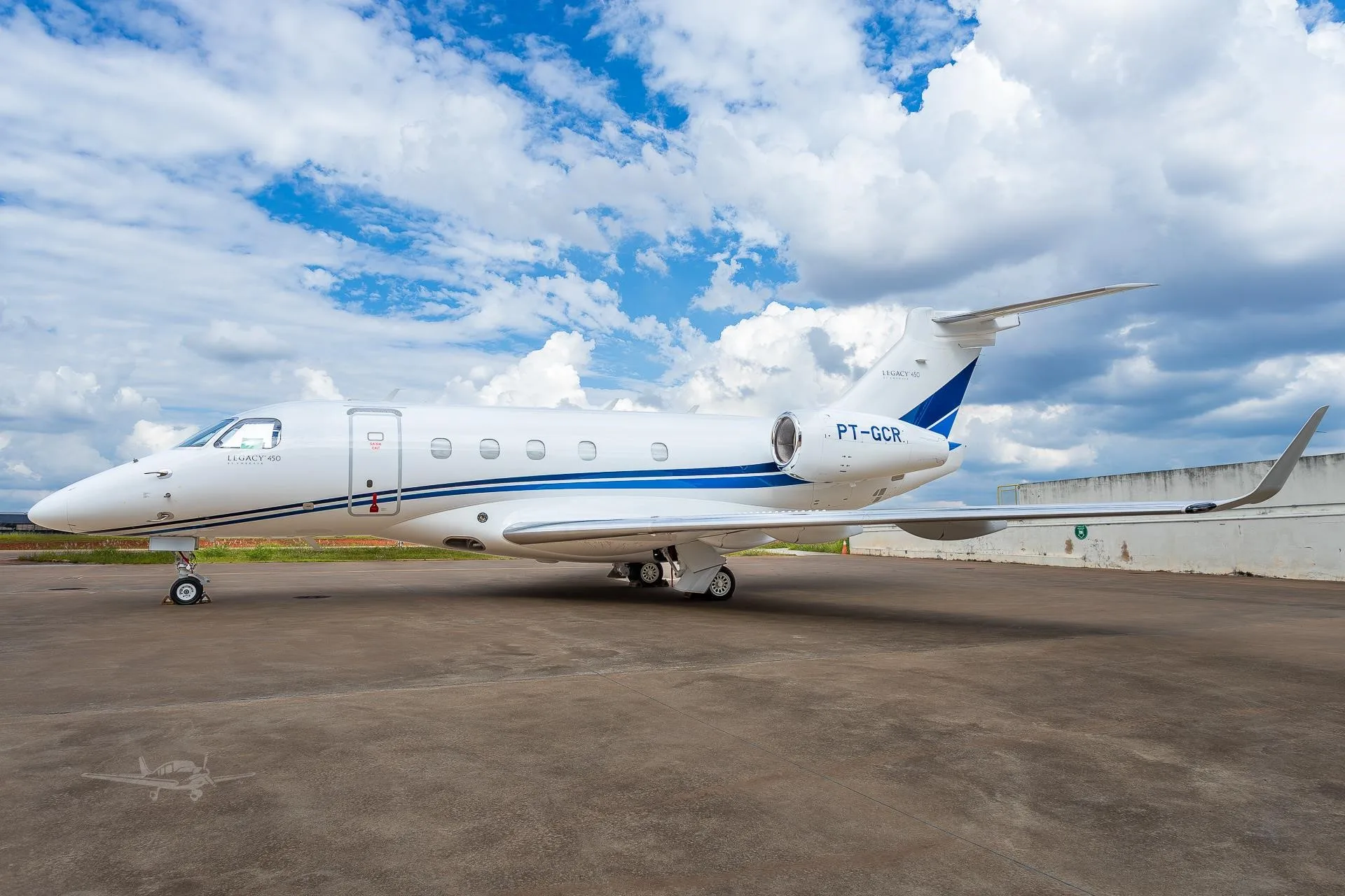Exterior view of a 2018 EMBRAER LEGACY 450, PT-GCR.