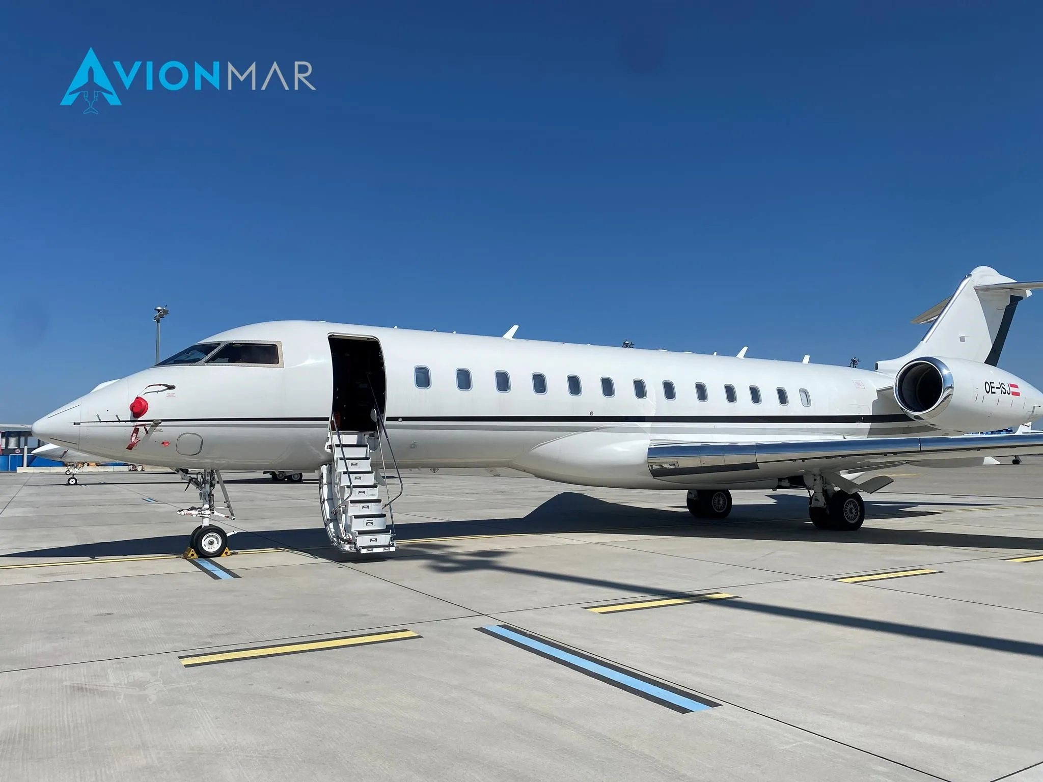 Exterior view of a 2010 BOMBARDIER GLOBAL EXPRESS XRS.