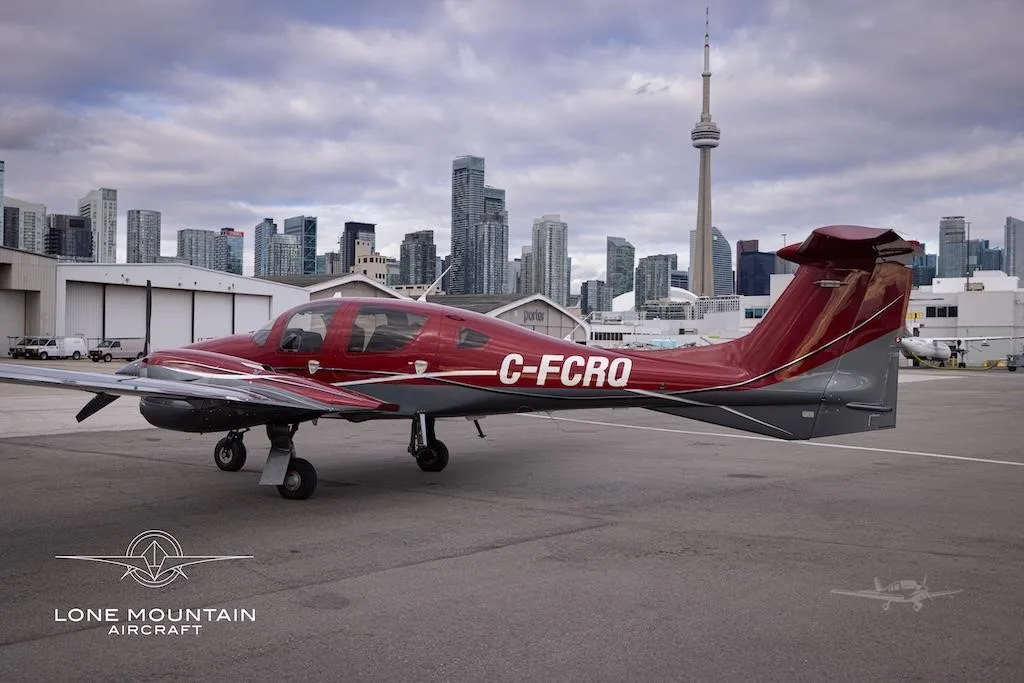Exterior view of a 2021 DIAMOND DA62, C-FCRQ.