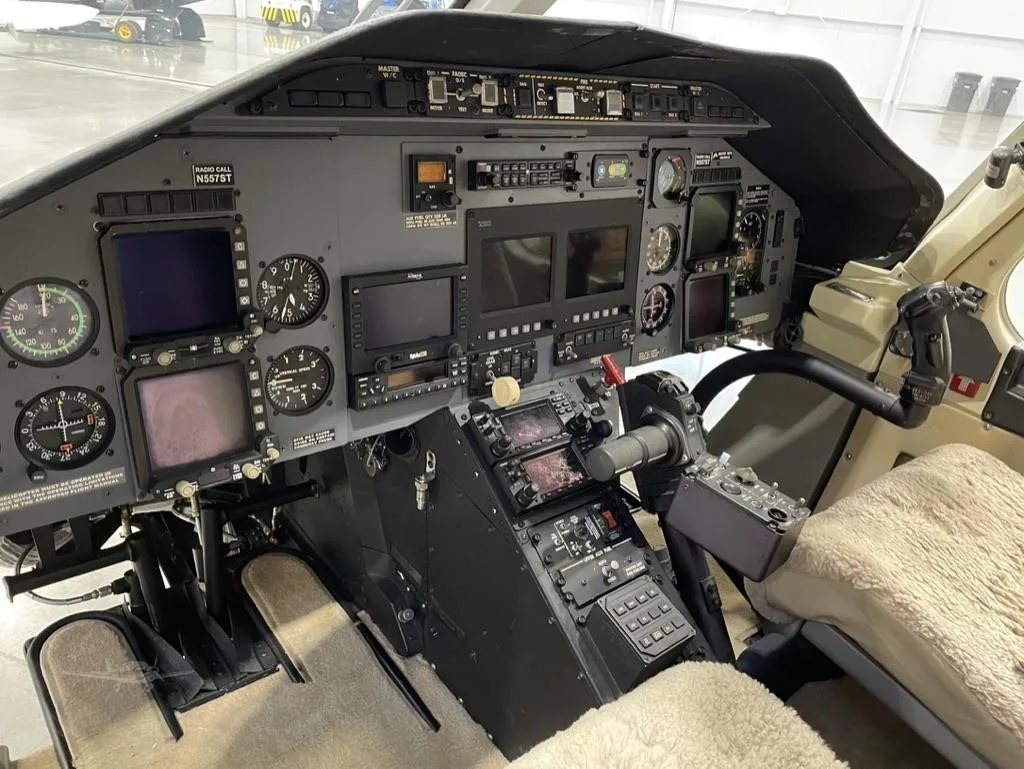 Cockpit and instrument panel of a 2002 BELL 430.