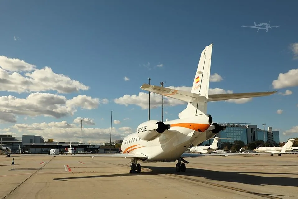 Exterior view of a 2009 GULFSTREAM G200, EC-LAE.