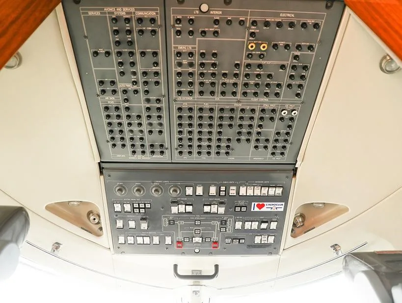 Avionics suite of a 2009 GULFSTREAM G200.