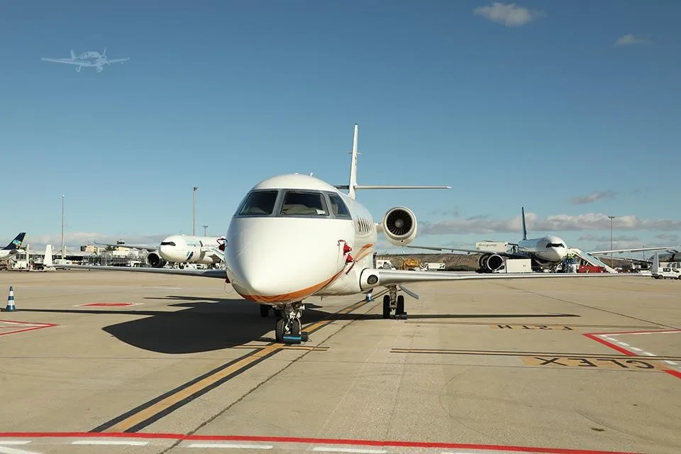 Exterior view of a 2009 GULFSTREAM G200, EC-LAE.