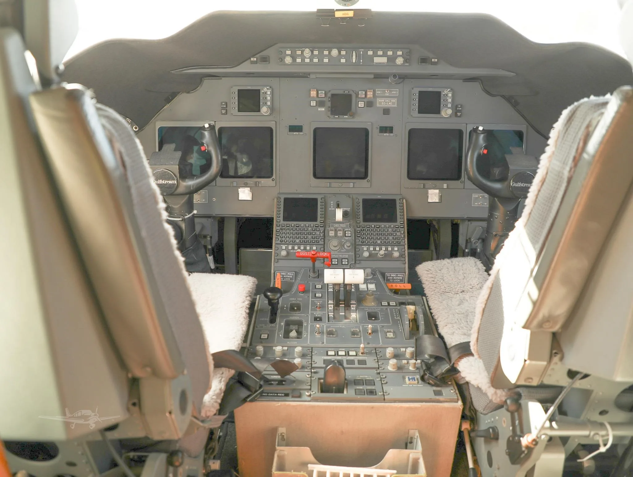 Cockpit and instrument panel of a 2009 GULFSTREAM G200.