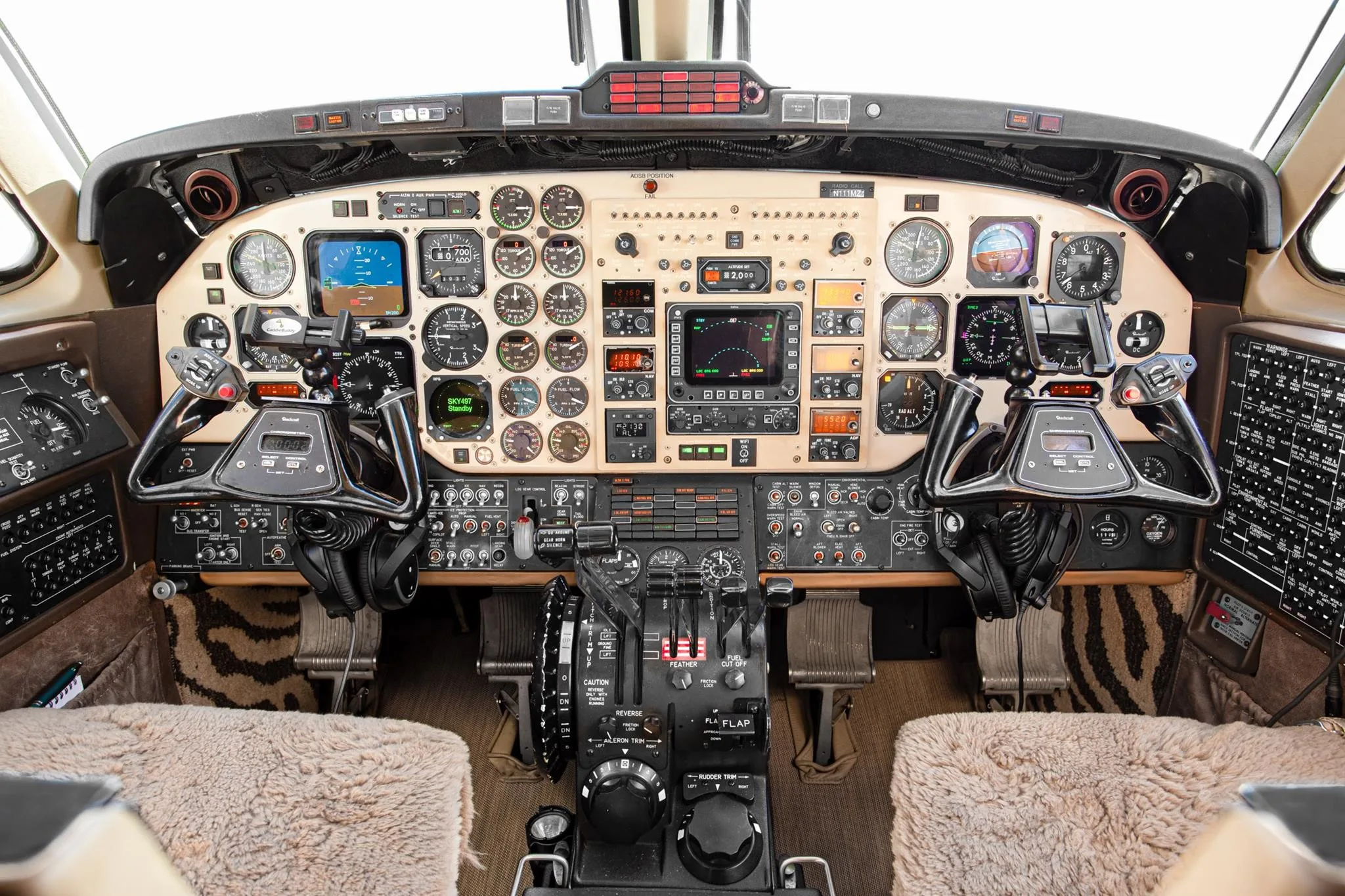 Cockpit and instrument panel of a 1998 BEECHCRAFT KING AIR 350.