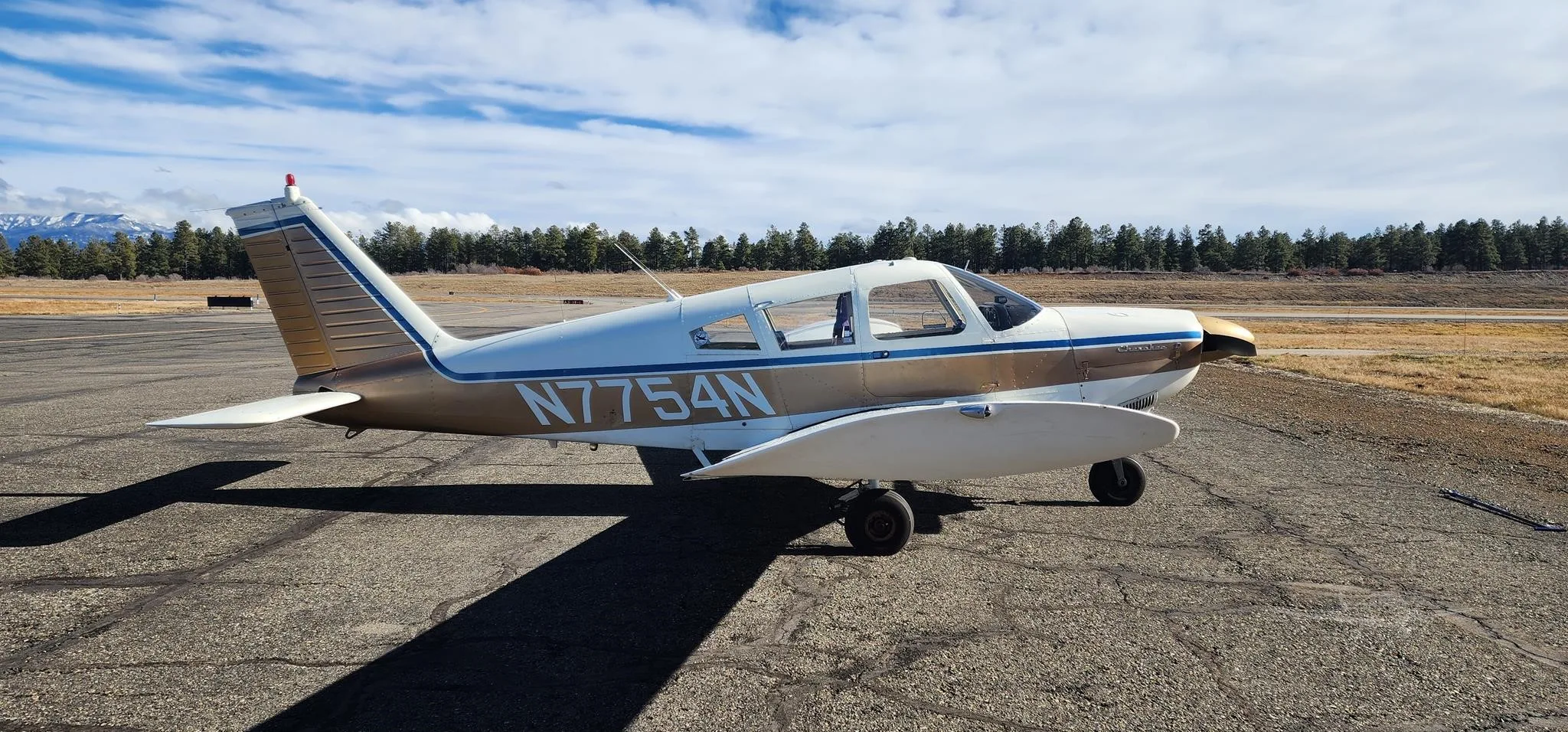 Exterior view of a 1968 PIPER CHEROKEE 180.