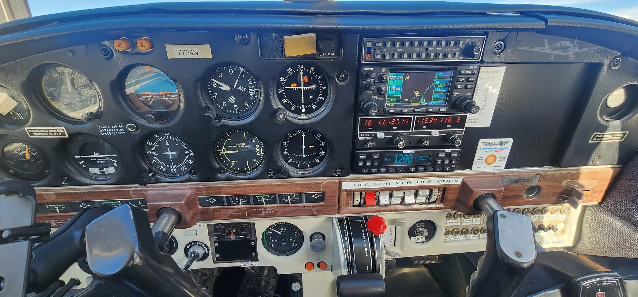 Avionics suite of a 1968 PIPER CHEROKEE 180.