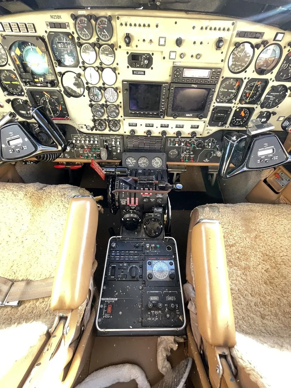 Cockpit and instrument panel of a 1982 BEECHCRAFT KING AIR B200.