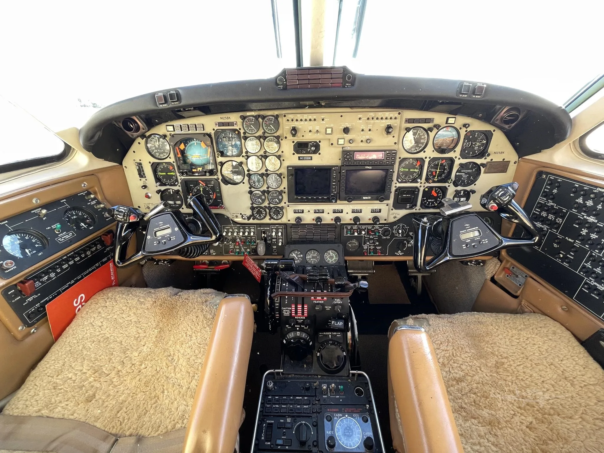 Cockpit and instrument panel of a 1982 BEECHCRAFT KING AIR B200.