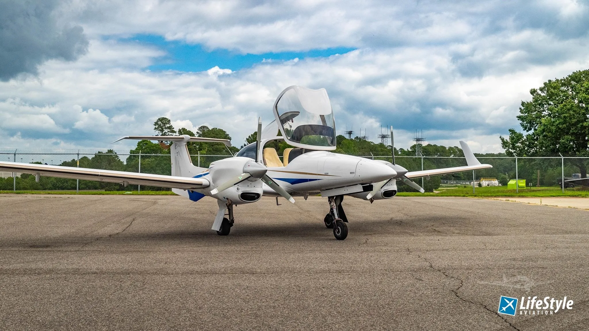 Exterior view of a 2007 DIAMOND DA42 NG, N594ER.