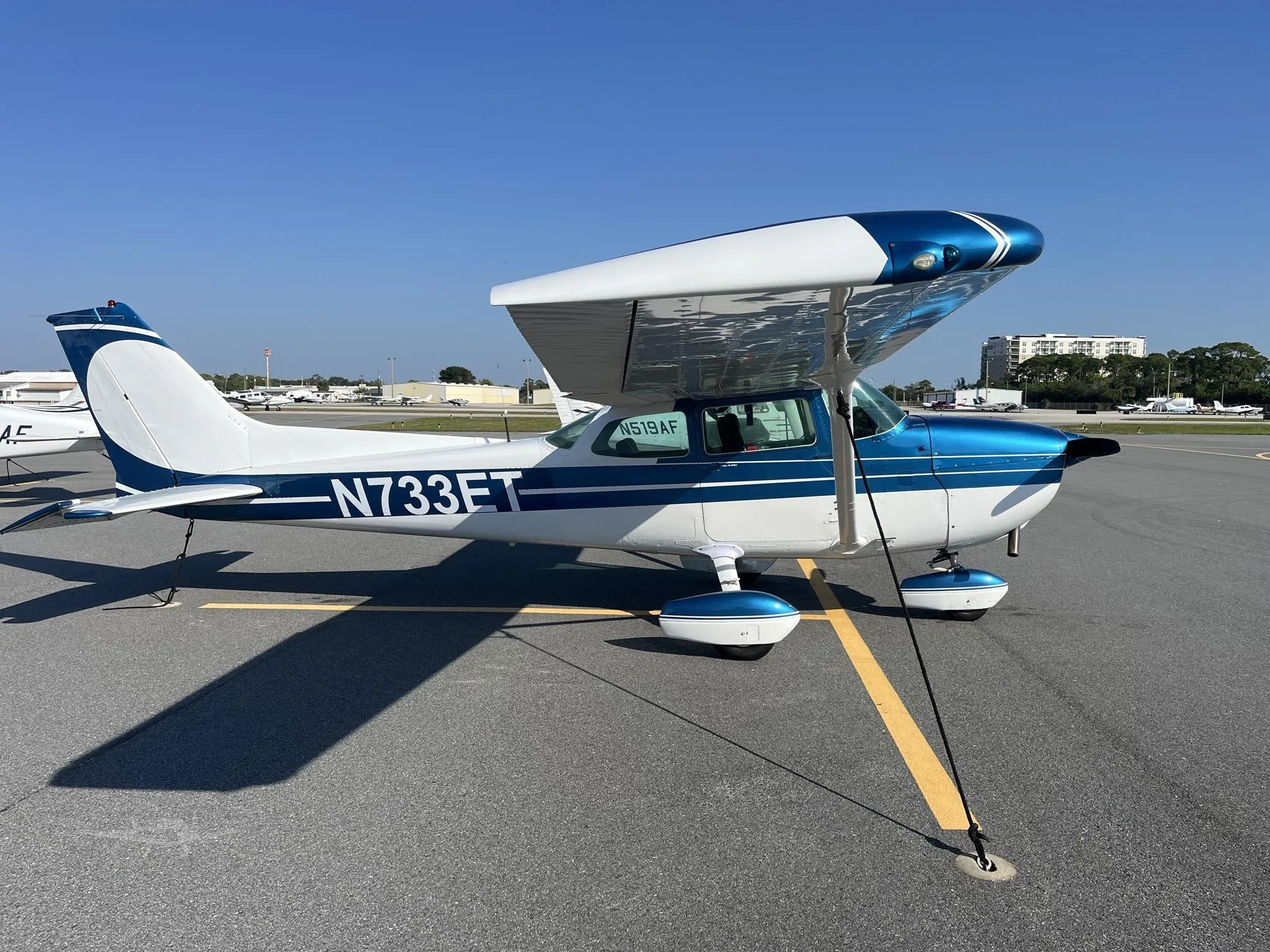 Exterior view of a 1980 CESSNA 172N SKYHAWK, N733ET.