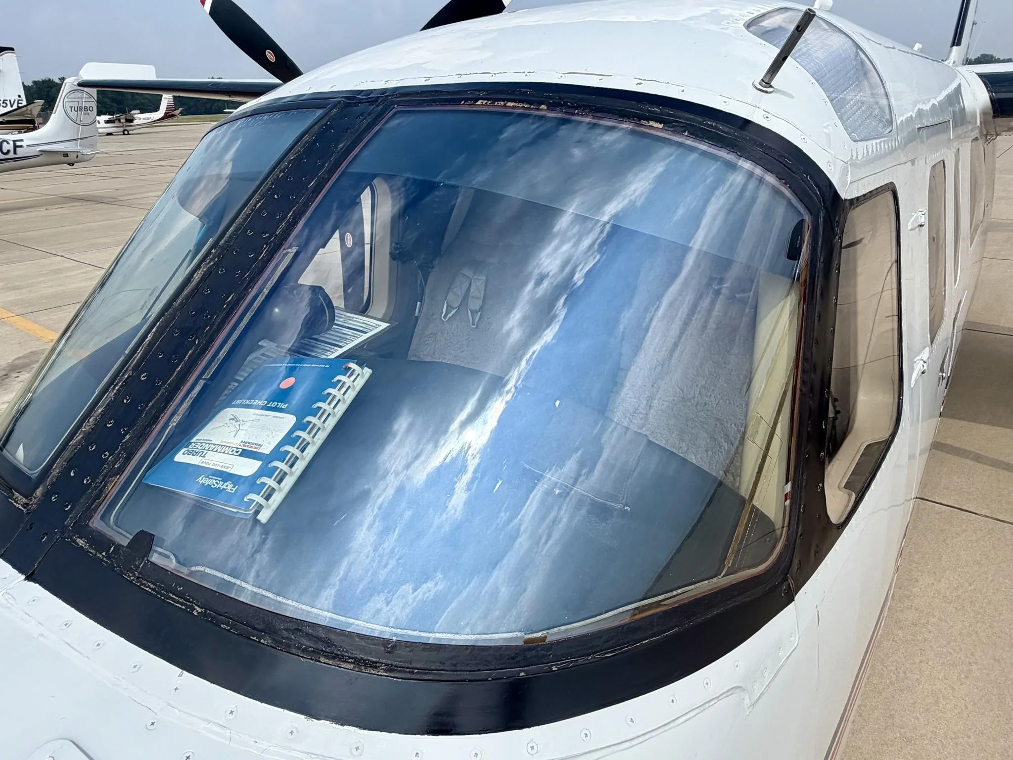 Exterior view of a 1978 COMMANDER 690B, N690RJ.