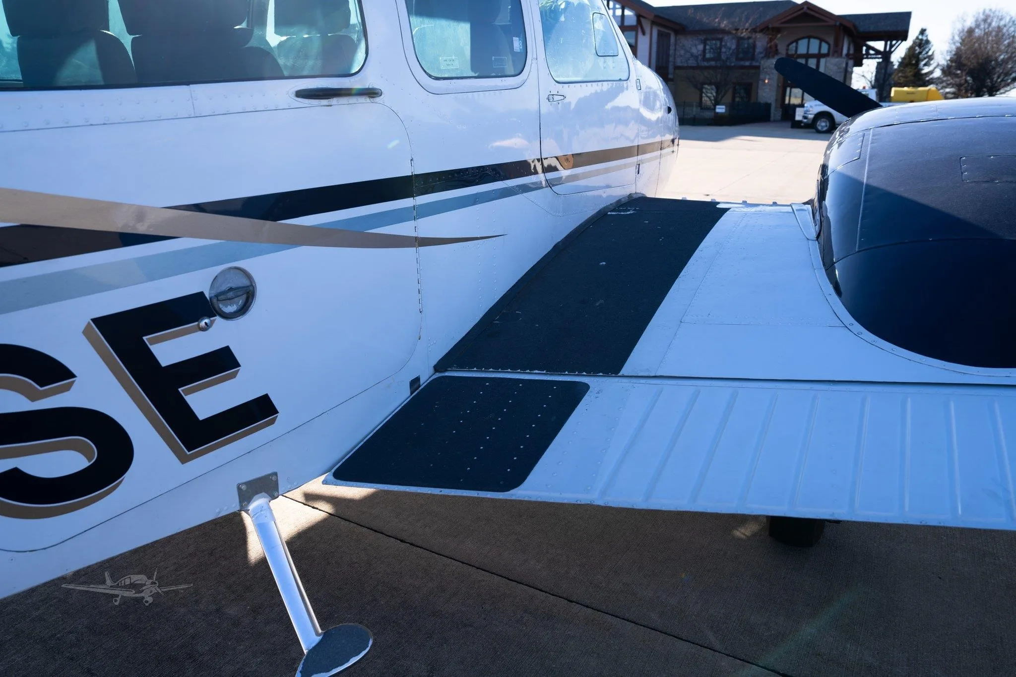 Exterior view of a 1968 BEECHCRAFT B55 BARON, N55SE.