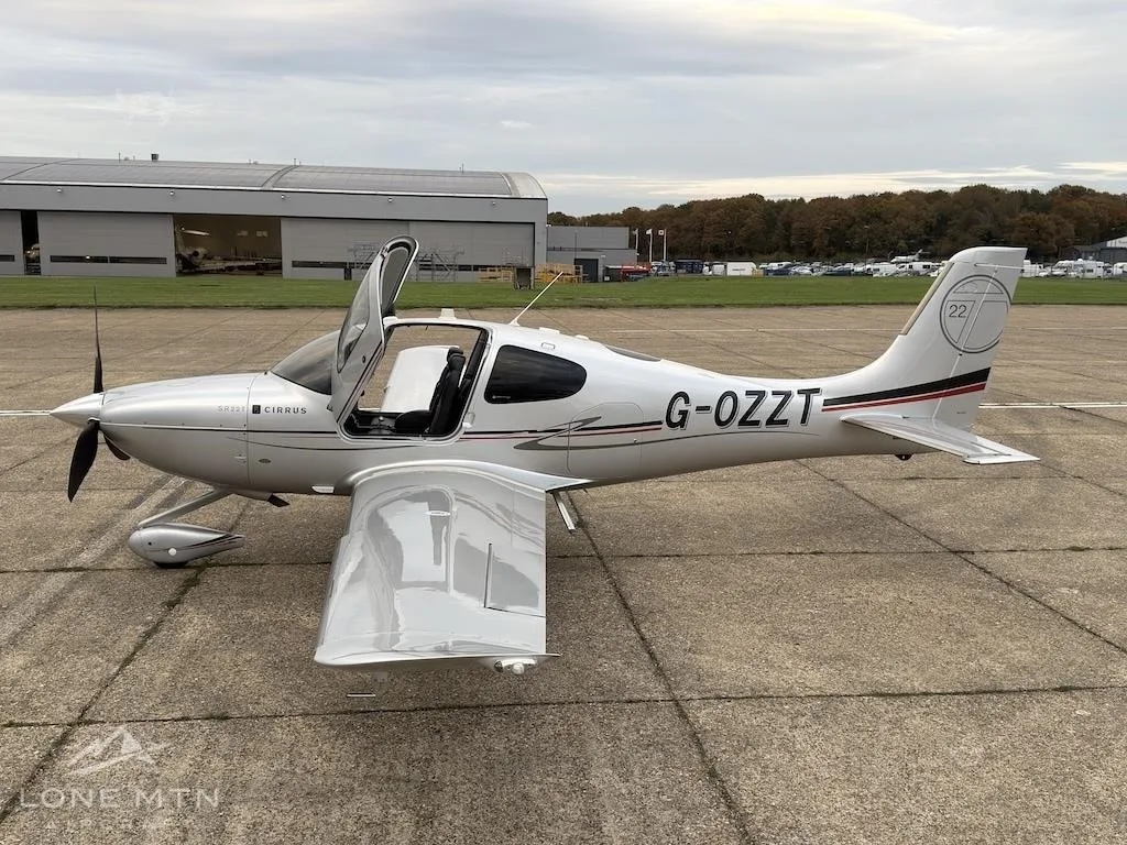 Exterior view of a 2011 CIRRUS SR22-G3 TURBO, G-OZZT.