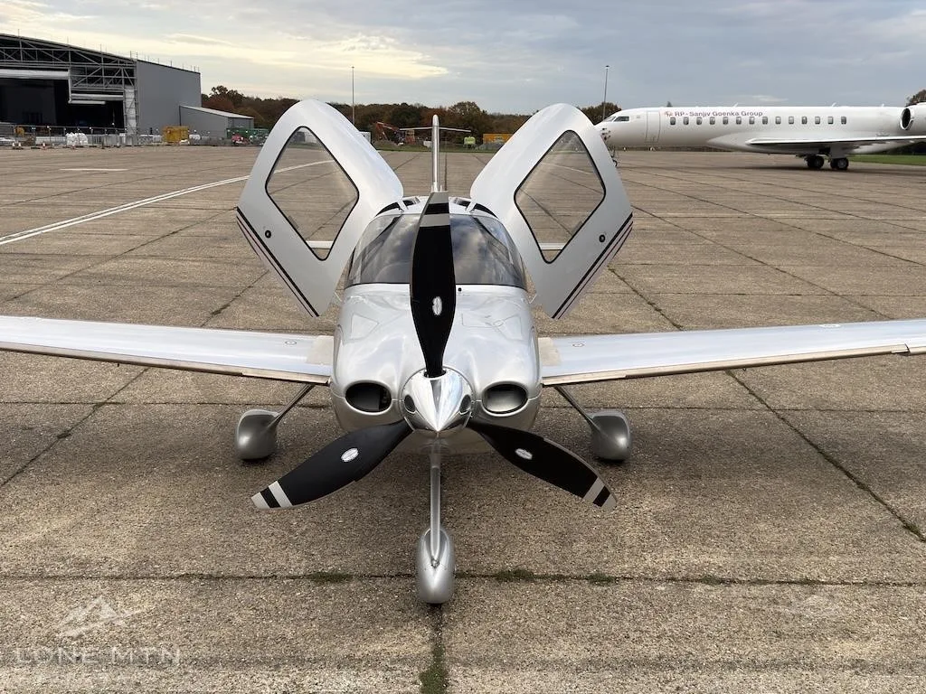 Exterior view of a 2011 CIRRUS SR22-G3 TURBO, G-OZZT.