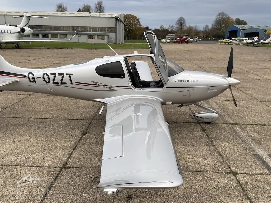 Exterior view of a 2011 CIRRUS SR22-G3 TURBO, G-OZZT.