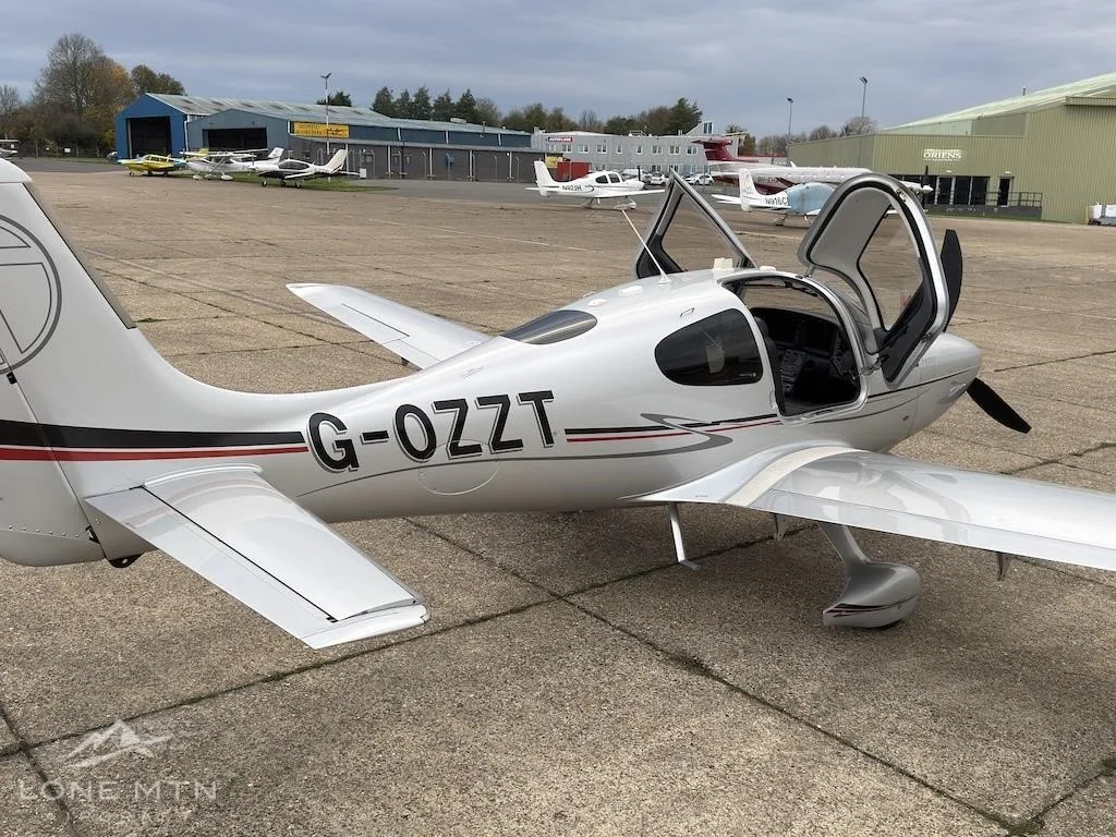 Exterior view of a 2011 CIRRUS SR22-G3 TURBO, G-OZZT.