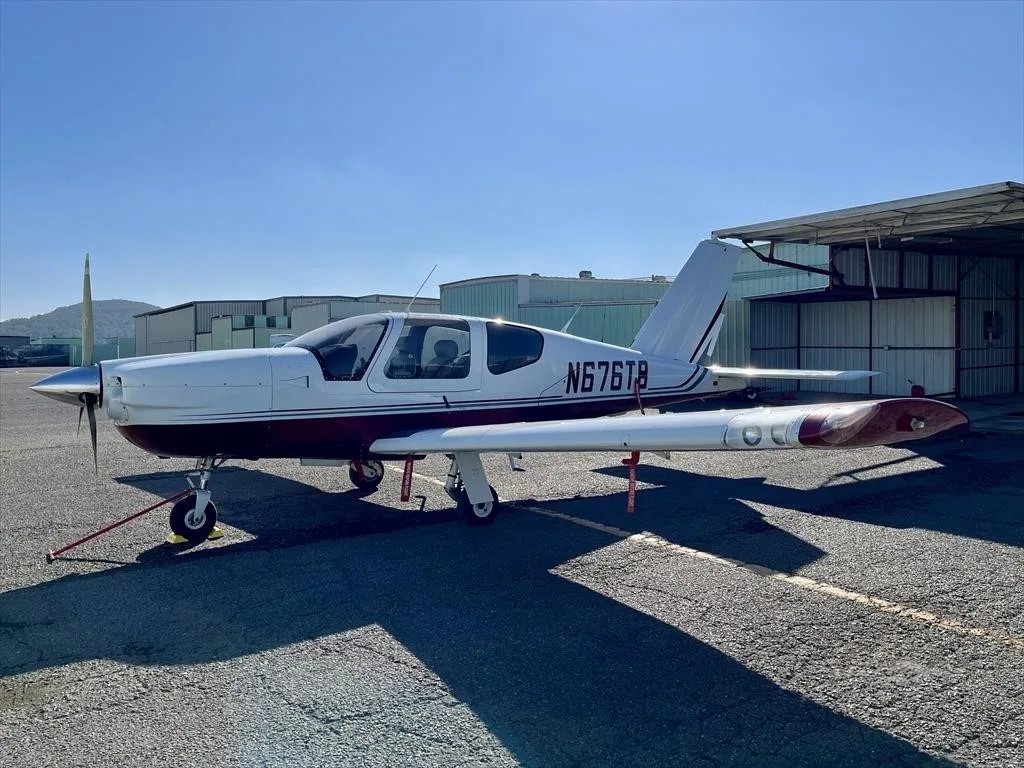 Exterior view of a 1995 SOCATA TB-20 TRINIDAD, N676TB.