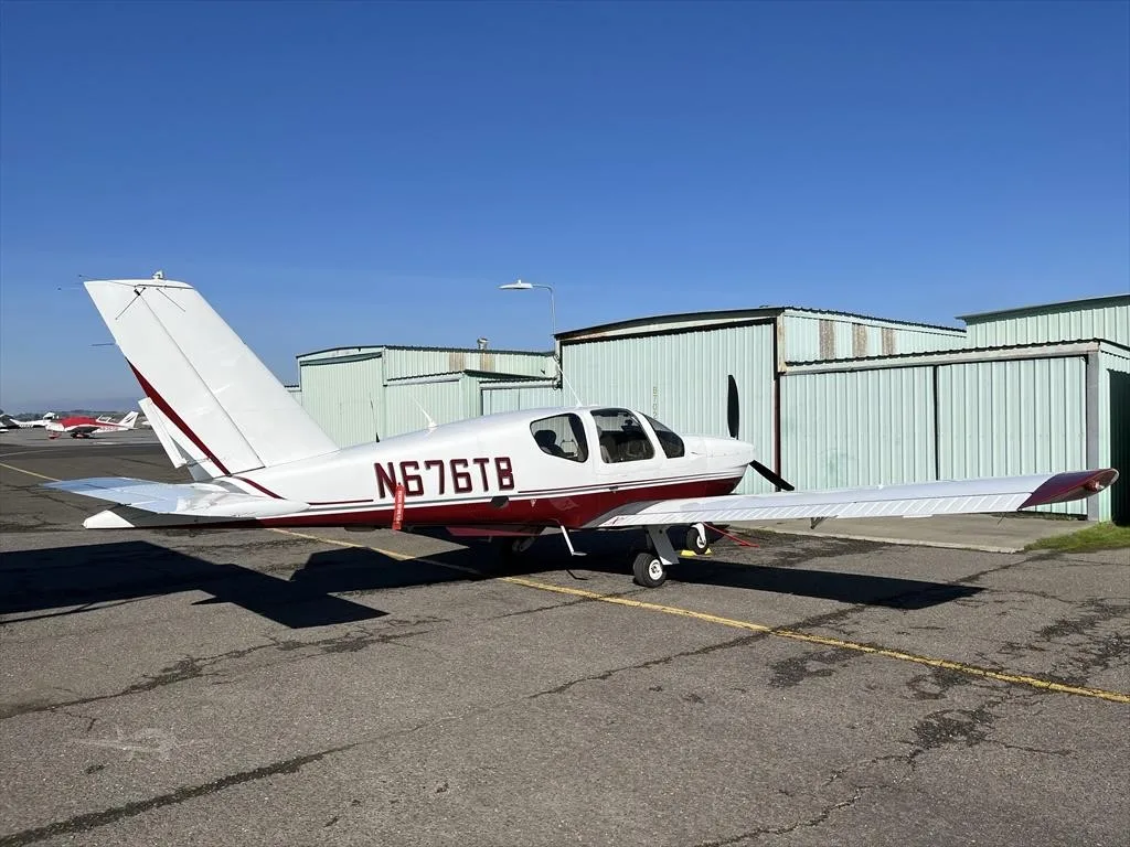 Exterior view of a 1995 SOCATA TB-20 TRINIDAD, N676TB.