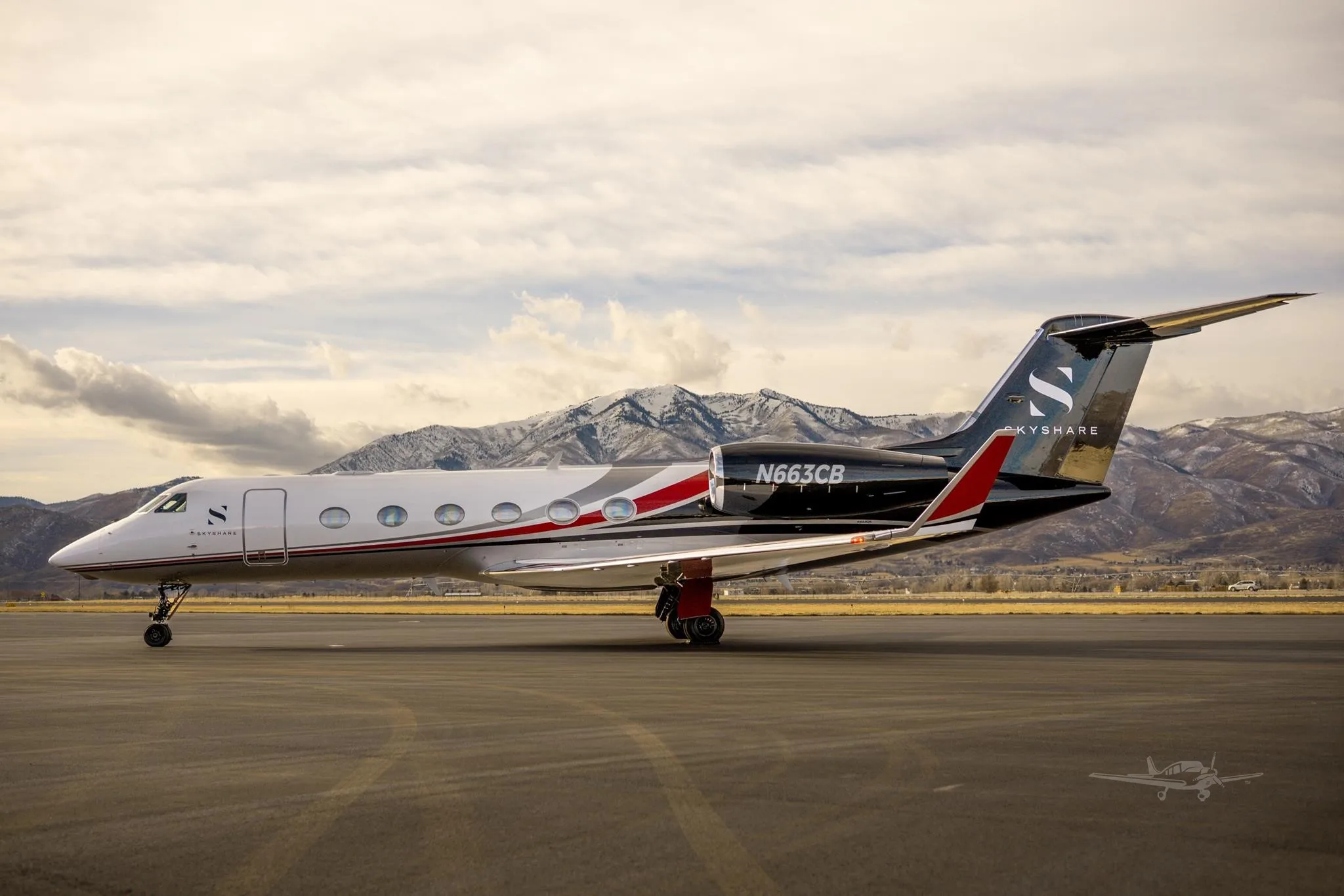 Exterior view of a GULFSTREAM G450, N663CB.
