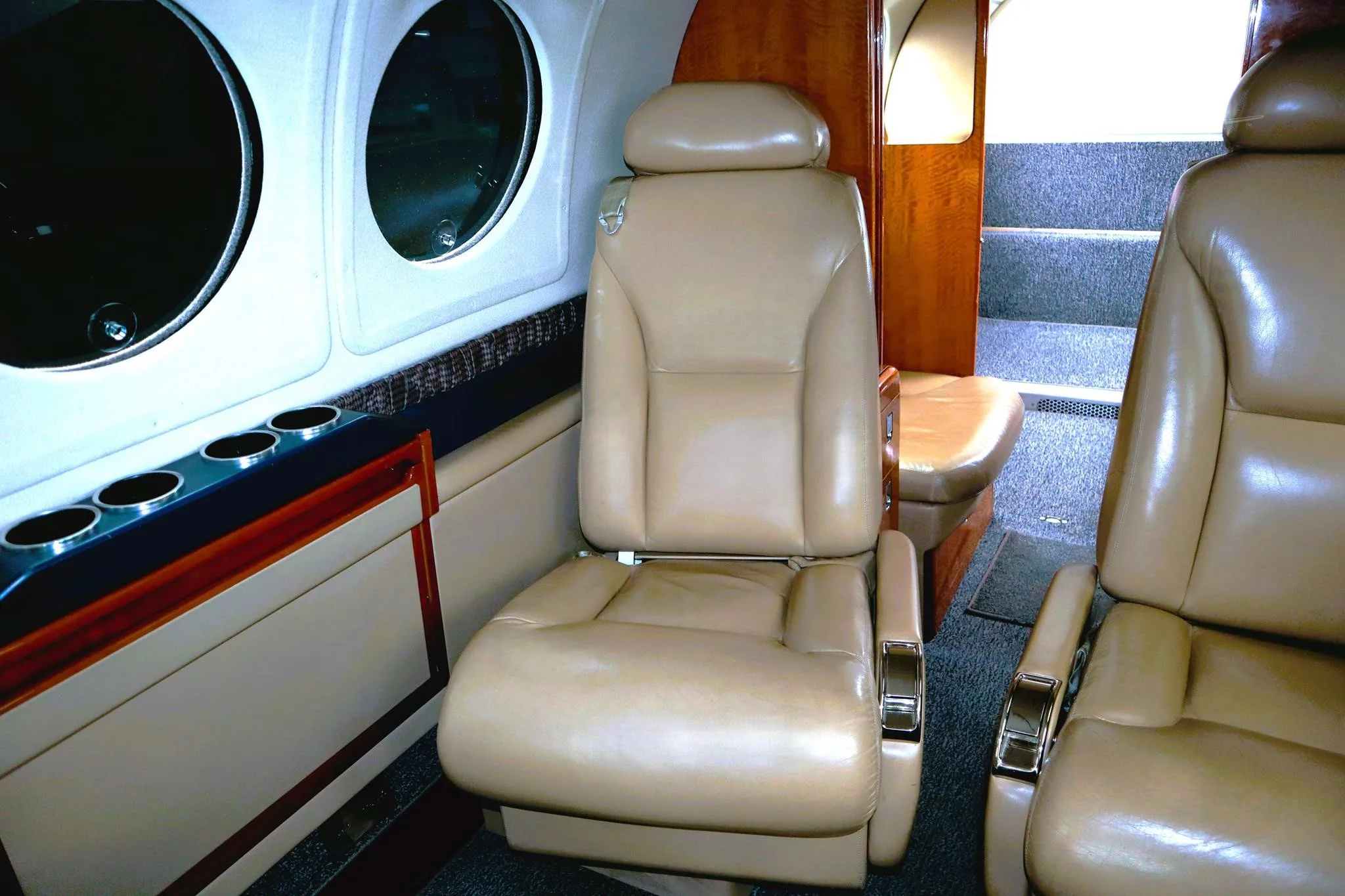 Cabin interior of a 2010 BEECHCRAFT KING AIR B200GT.