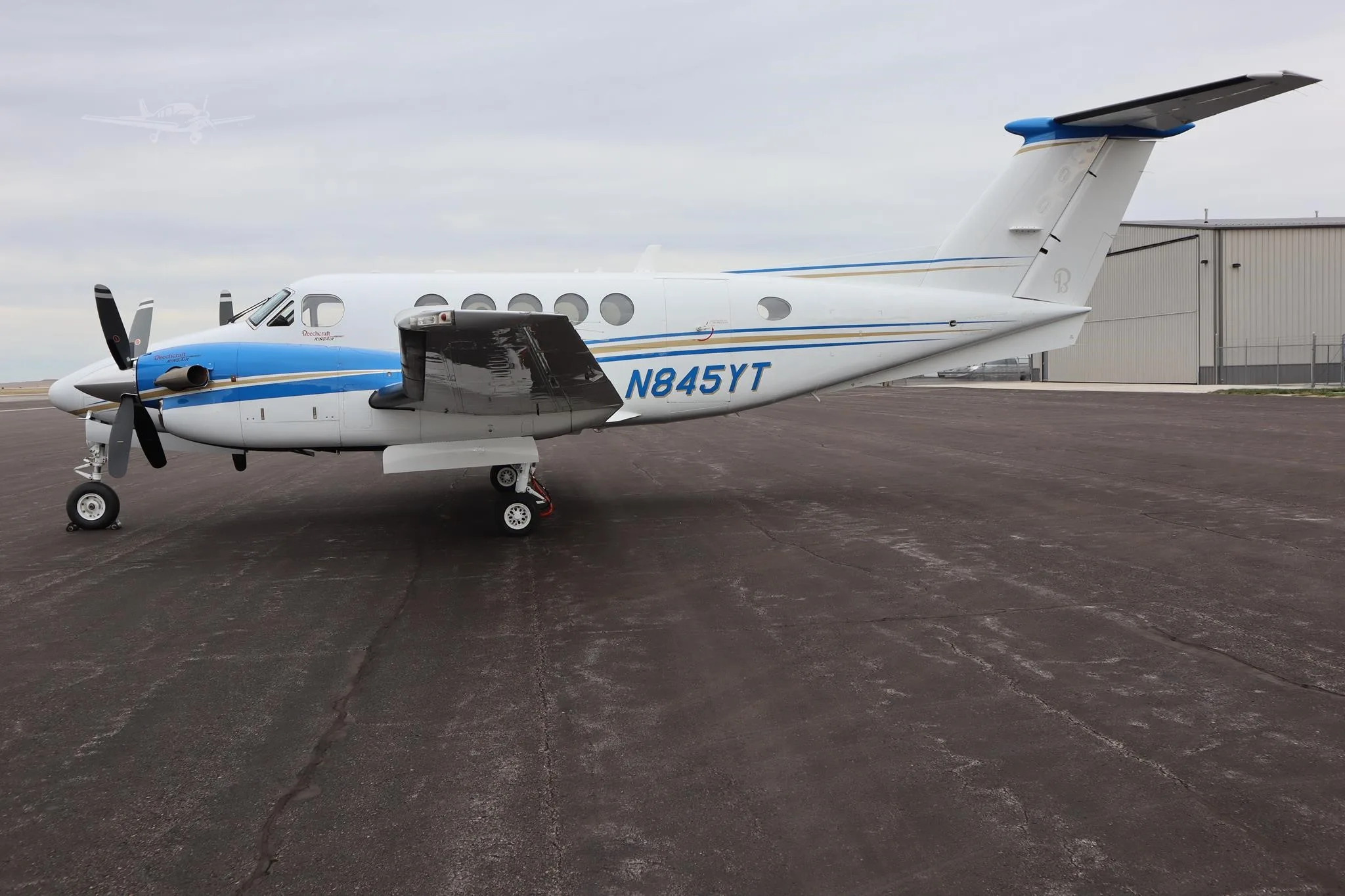 Exterior view of a 2010 BEECHCRAFT KING AIR B200GT, N845YT.