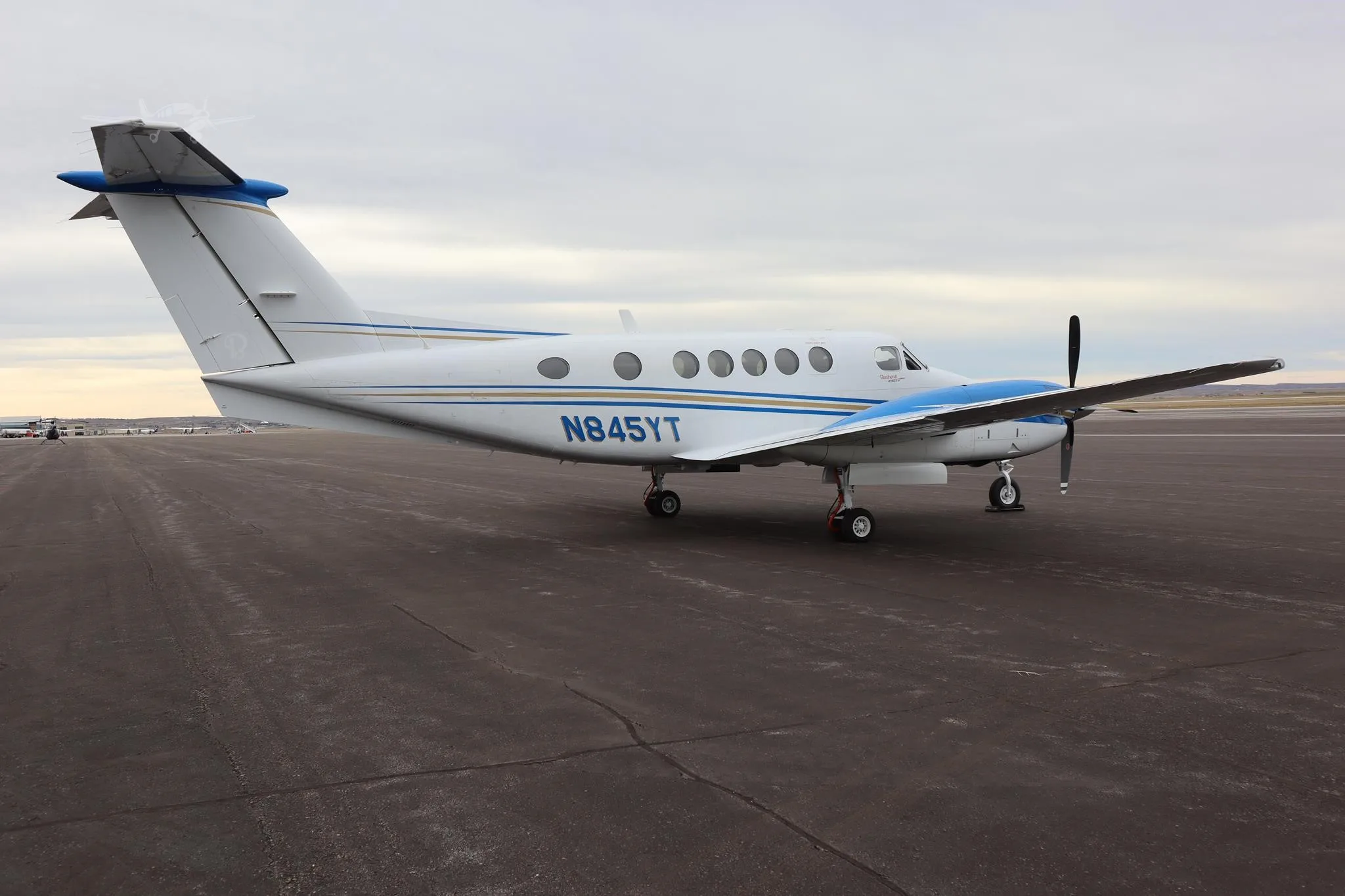 Exterior view of a 2010 BEECHCRAFT KING AIR B200GT, N845YT.