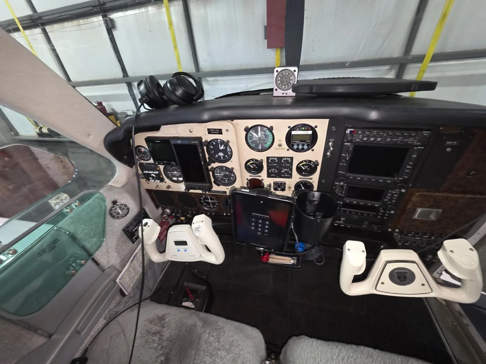 Cockpit and instrument panel of a 1977 BEECHCRAFT V35B BONANZA.