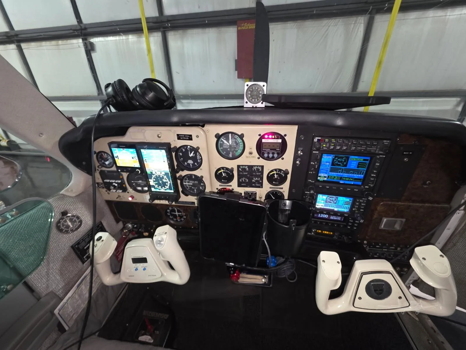 Cockpit and instrument panel of a 1977 BEECHCRAFT V35B BONANZA.