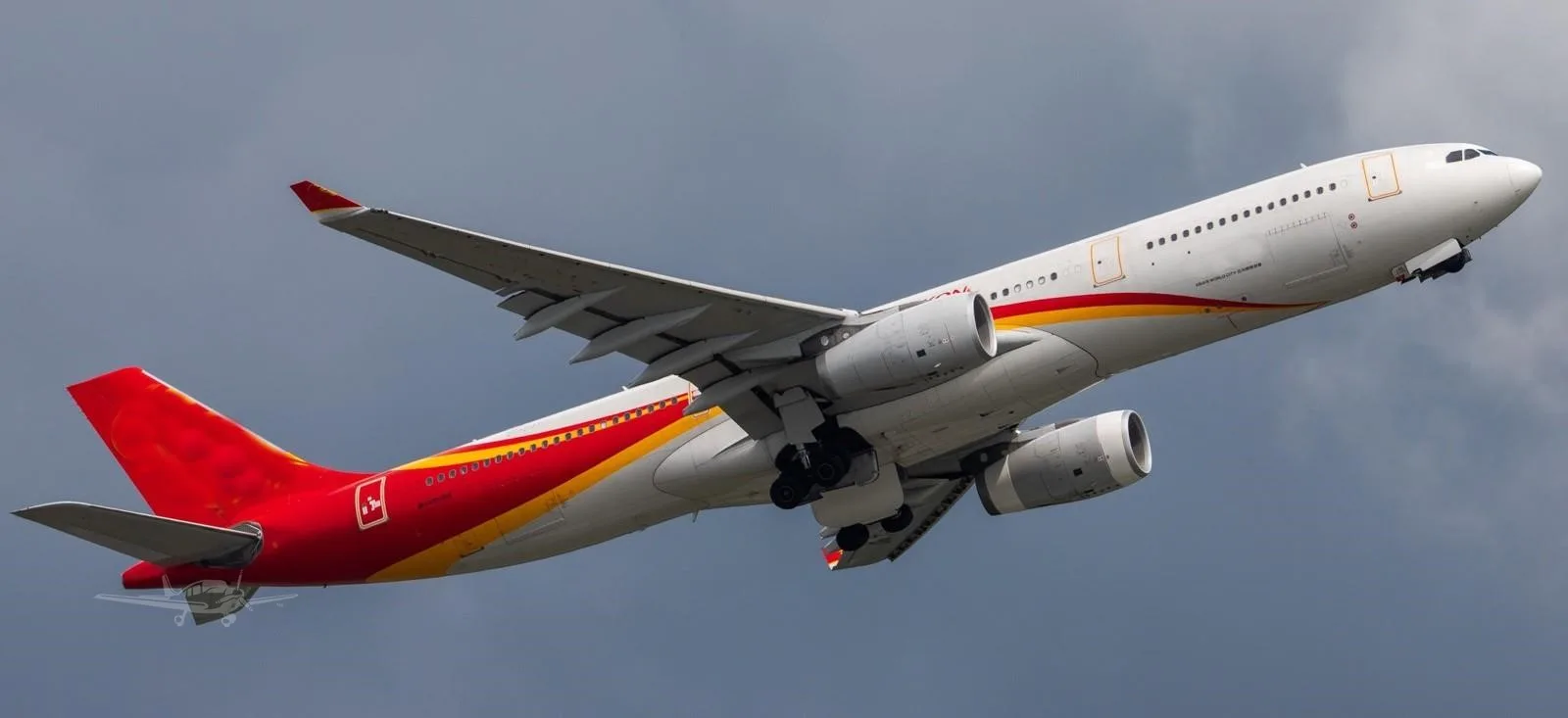 Exterior view of a 2015 AIRBUS A330, N3303C.