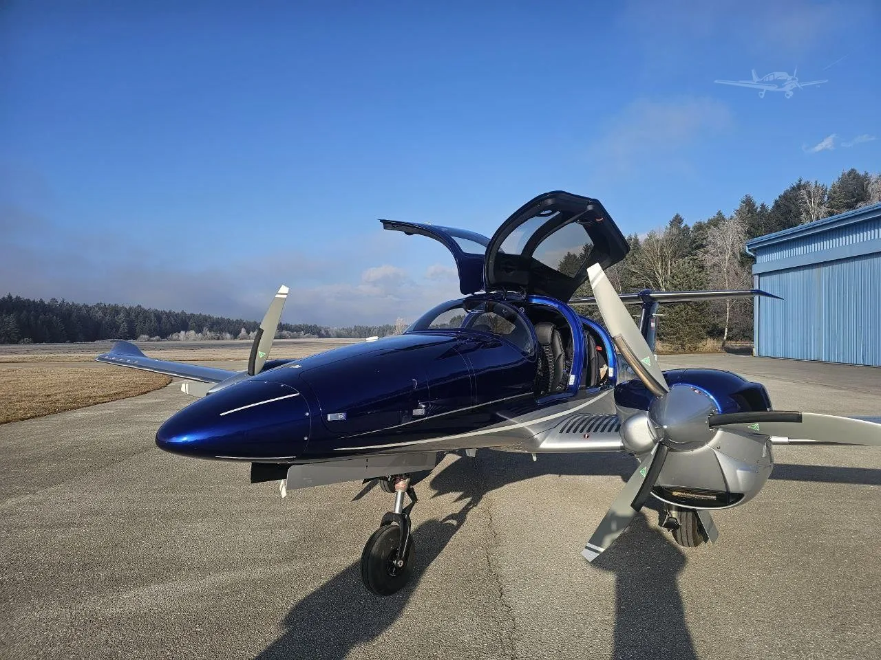 Exterior view of a 2025 DIAMOND DA62, S5-DUT.