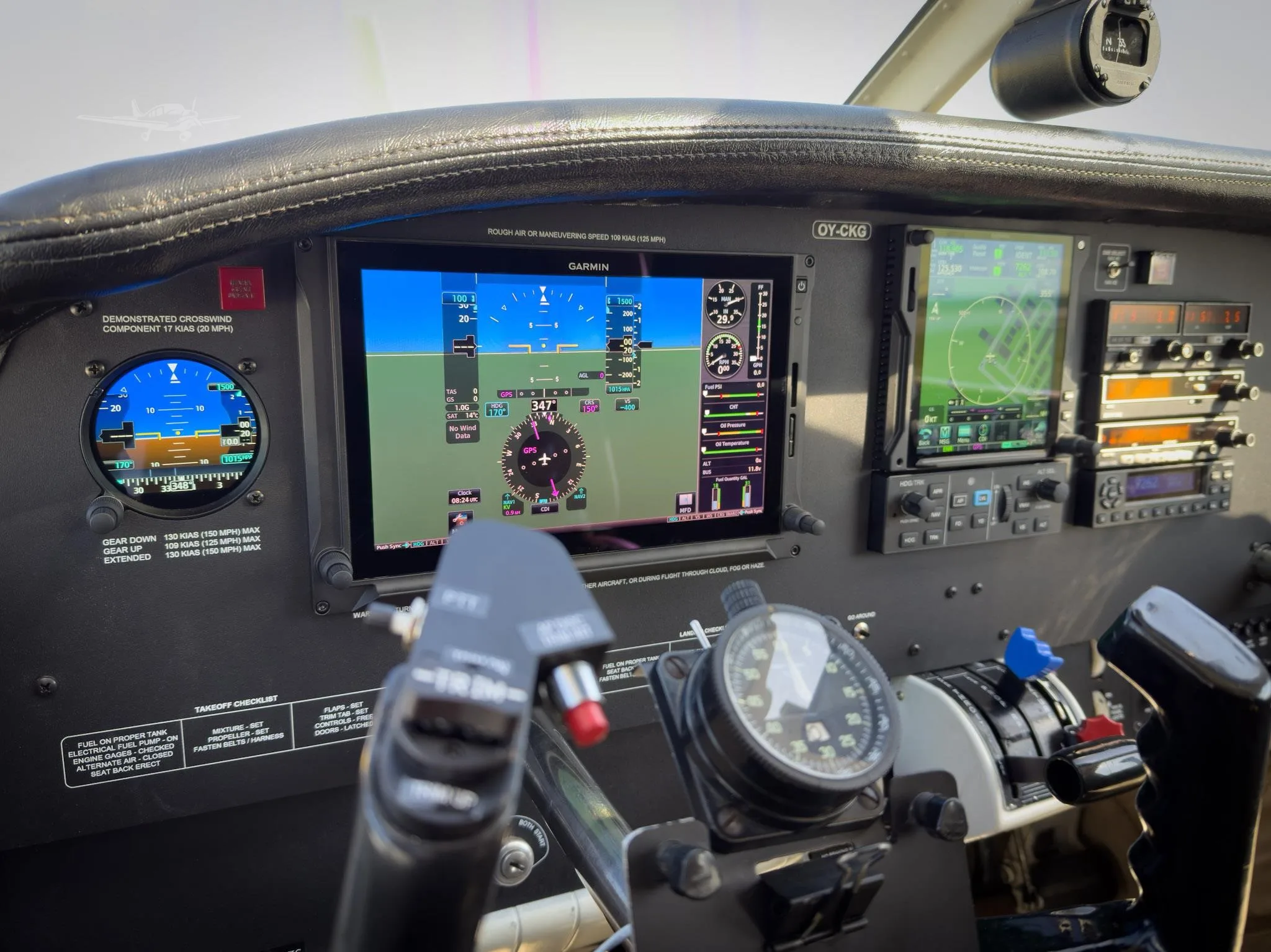 Cockpit and instrument panel of a 1976 PIPER LANCE.