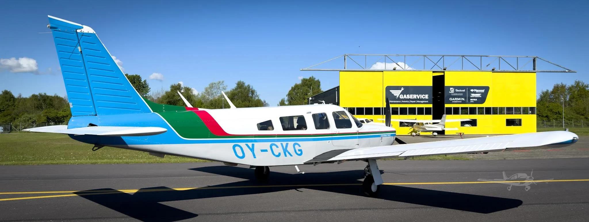 Exterior view of a 1976 PIPER LANCE, OY-CKG.