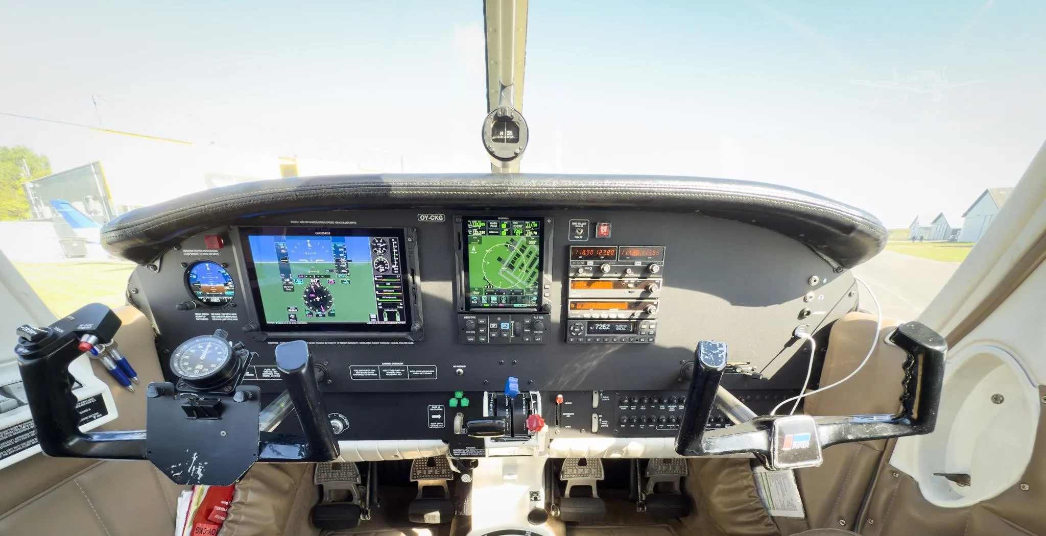 Cockpit and instrument panel of a 1976 PIPER LANCE.