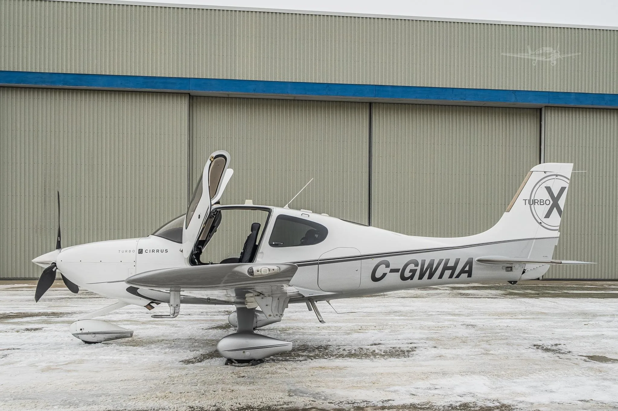 Exterior view of a 2011 CIRRUS SR22-G3 TURBO, C-GWHA.