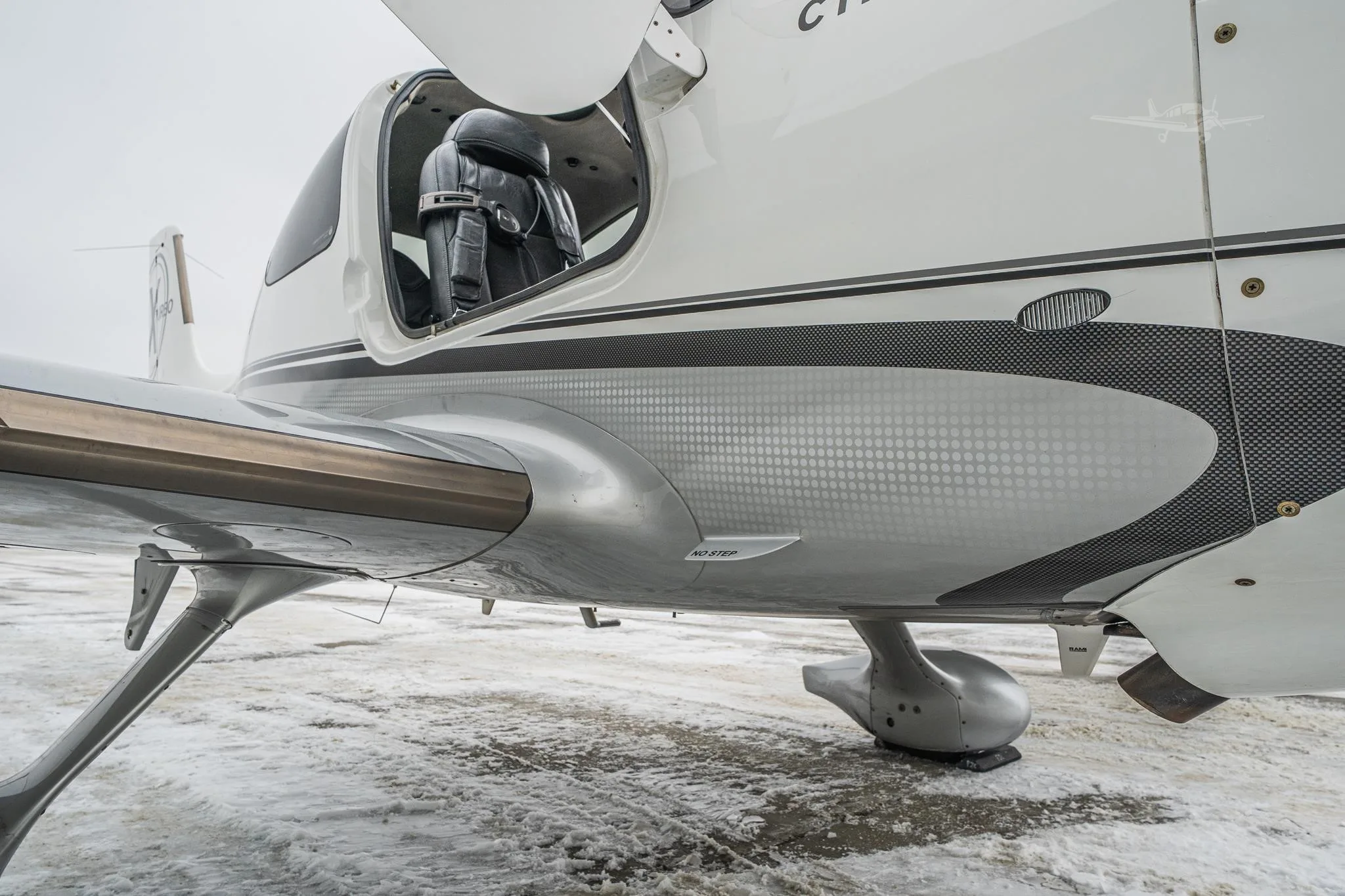 Exterior view of a 2011 CIRRUS SR22-G3 TURBO, C-GWHA.