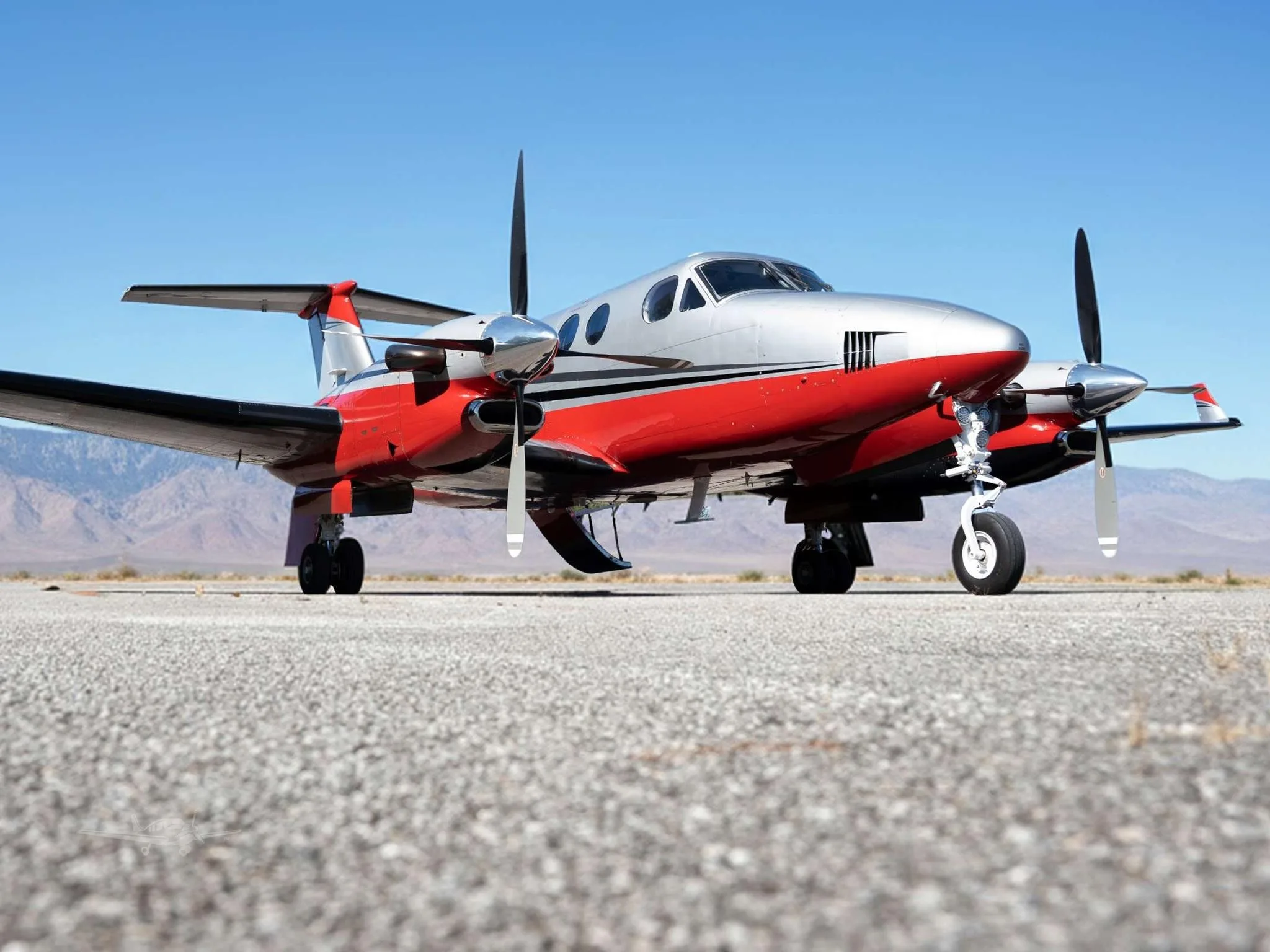 Exterior view of a 1998 BEECHCRAFT KING AIR 350, N350FC.