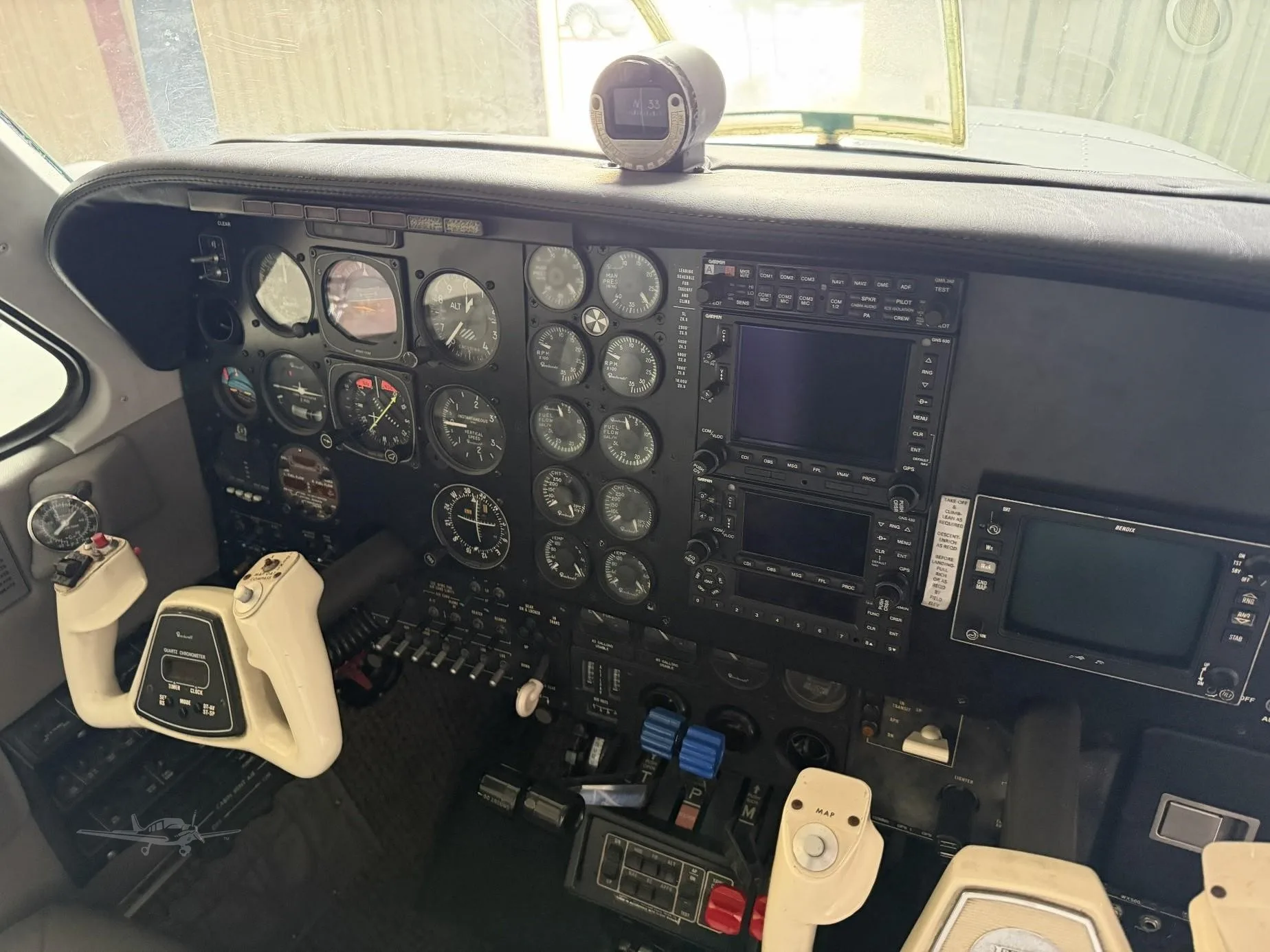 Cockpit and instrument panel of a 1990 BEECHCRAFT 58 BARON.