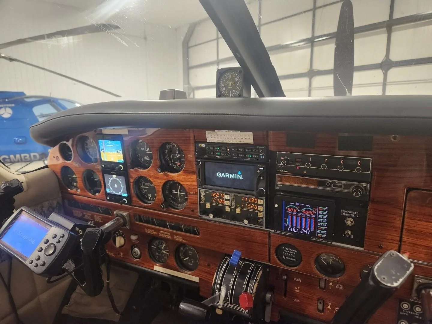 Cockpit and instrument panel of a 1972 PIPER CHEROKEE 6/300.