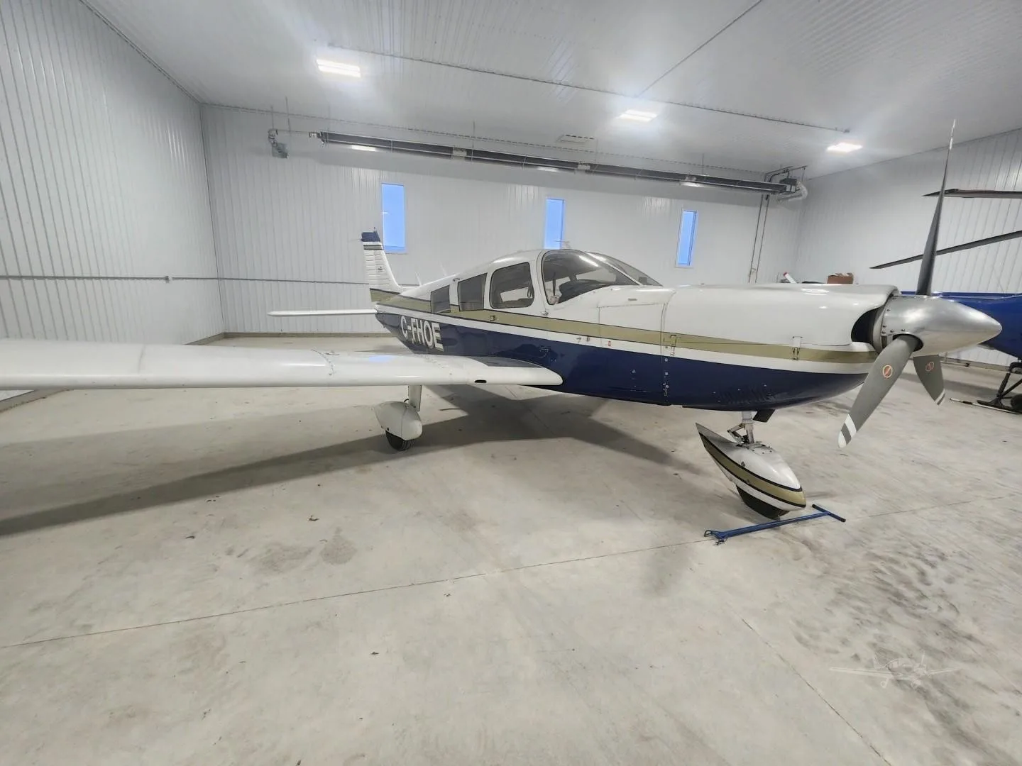Exterior view of a 1972 PIPER CHEROKEE 6/300, C-FHOE.