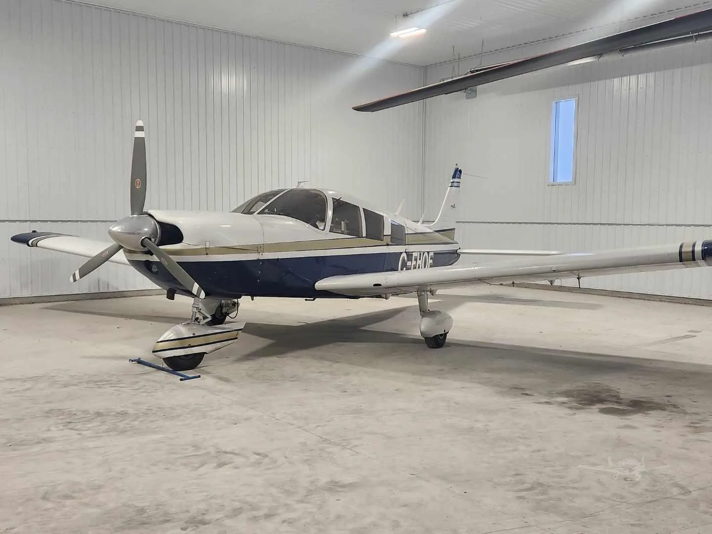 Exterior view of a 1972 PIPER CHEROKEE 6/300, C-FHOE.