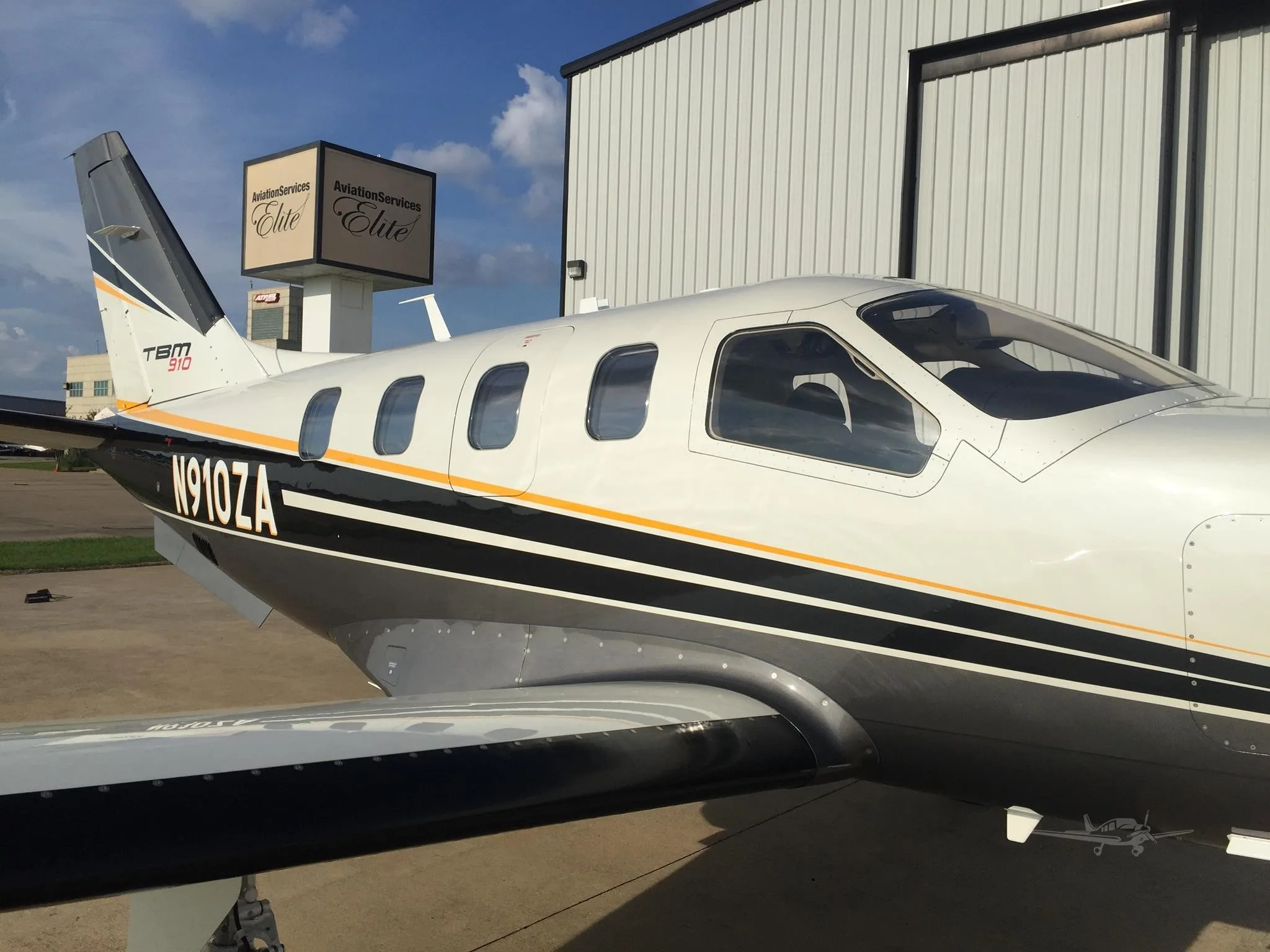 Exterior view of a 2017 DAHER TBM 910, N910ZA.